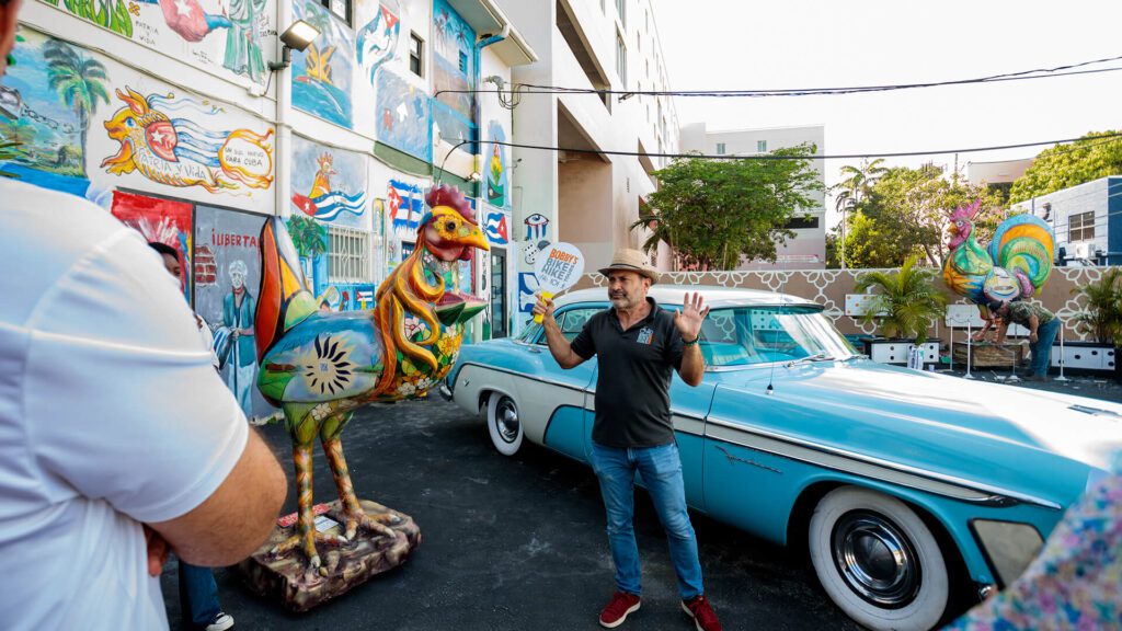 cuban-car-next-to-rooster-statue